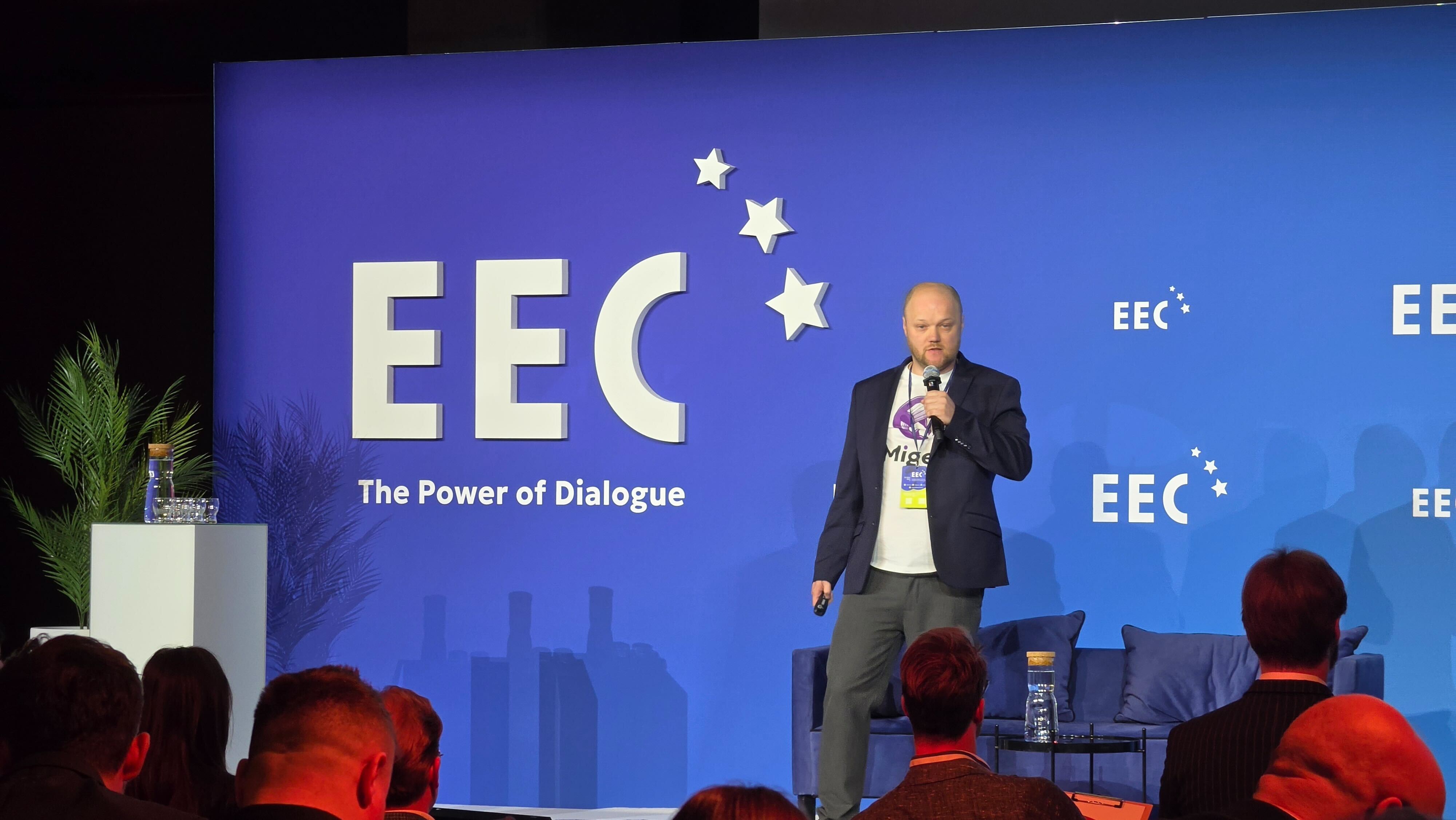 Chris Taraszka pitching Miget on the EEC Startup Challenge 2026 finals stage in Katowice.